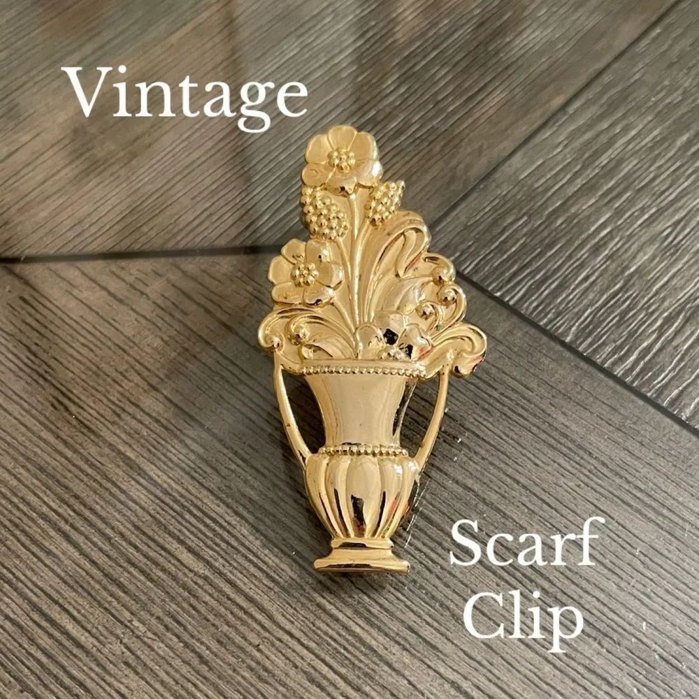 Vintage Flower Urn with Double Handles - Scarf Clip - Gold-tone Metal